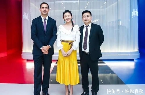 穿搭■44岁大S素颜吓人?网友:这个大妈是谁?针织衫+百褶裙超时髦!