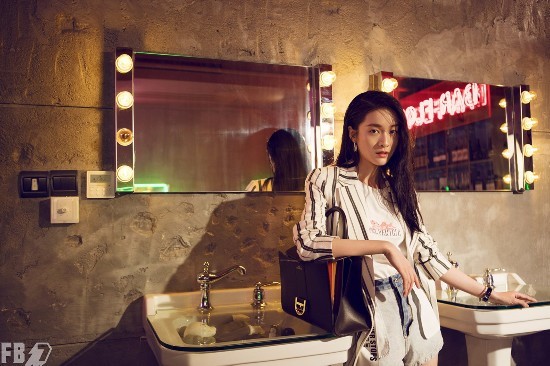 张雪迎时尚大片新鲜出炉 随性演绎城市精灵