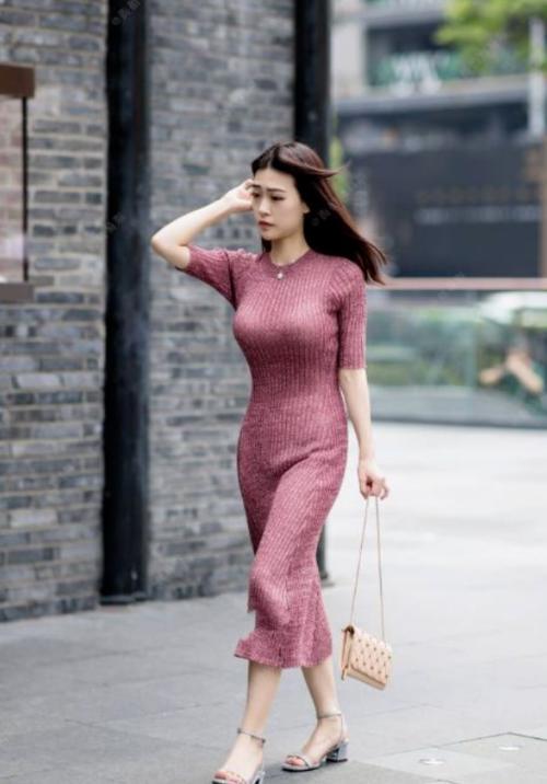 简约时尚的紧身打底裤美女，穿出与众不同的气质，美得不可方物！