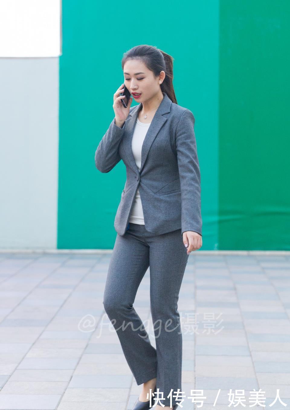 「 打电话」打电话时专注干练的样子真迷人，街拍：OL范美女身穿修身灰西装