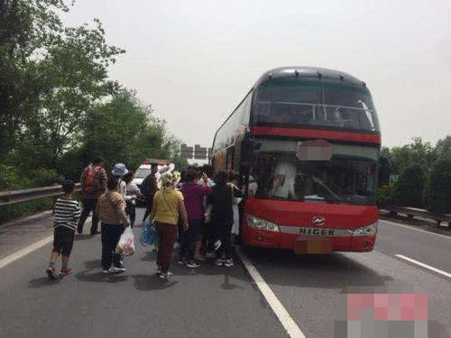 坐大巴车时，为何乘客不去服务区吃饭？连司机都拒绝，原因很简单