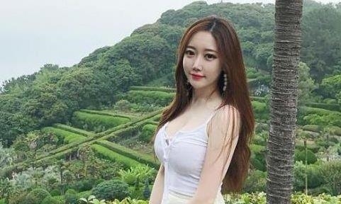  『气质』美女街拍：打扮时尚的小姐姐，显露出了性感的身材，还很有气质！