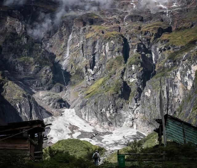 天堂向左，雨崩向右。不去天堂，就去雨崩