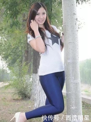  气质■街拍：美女的性感大长腿很是吸睛，优雅气质也甚是迷人