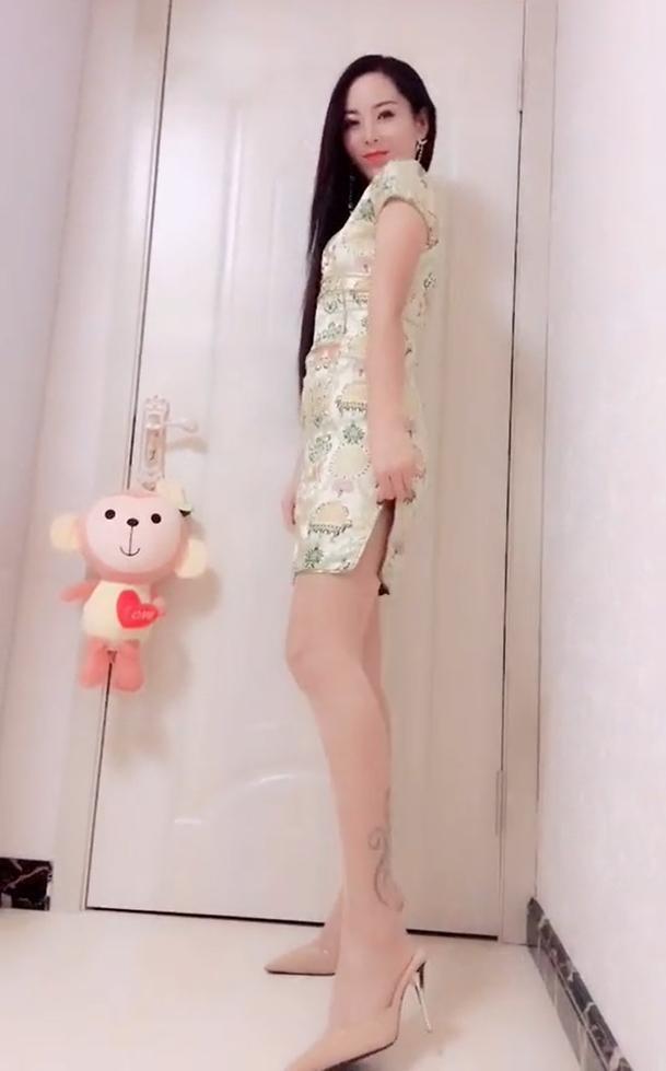 旗袍、肉色丝袜一起穿，无法遮掩、非常的吸引人