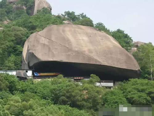 中国最神奇寺庙，“压”在一块巨石下400年，香火极旺盛