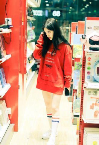 鞠婧祎可是真是敢穿！卫衣下面直接是白色腿袜，网友：会便宜谁呢