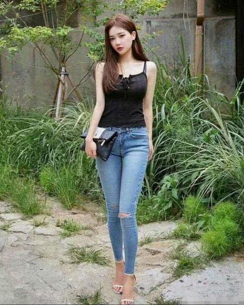 穿着修身牛仔裤出街的美女，让人感觉眼前一亮，倍显韵美迷人