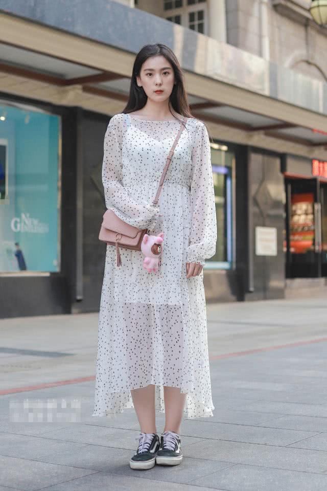 街拍：长相甜美的小姐姐穿包臀裙优雅时尚，皮肤白皙令人羡慕！