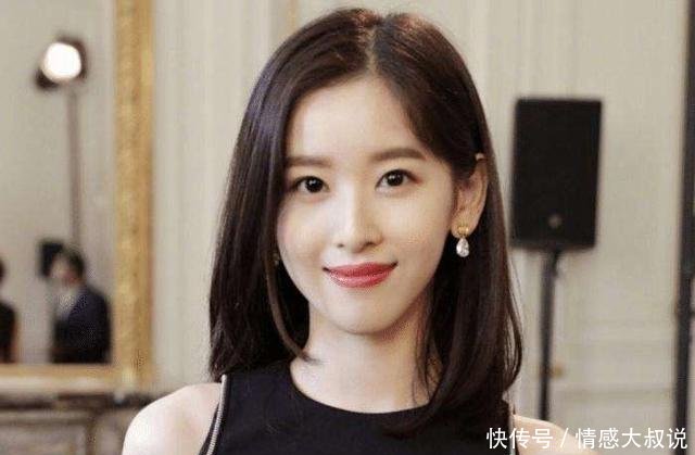 「 看起来」网红跟明星的区别,拼的是气质,26岁章泽天同框31岁刘诗诗