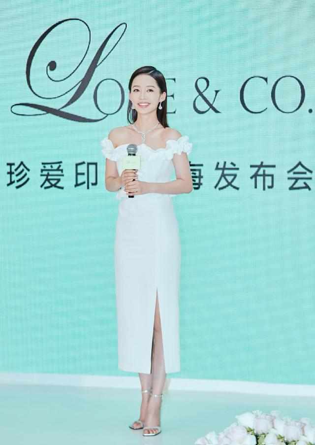 86斤唐嫣与92斤殷桃同穿白色连衣裙，网友：微胖就是比干瘦好看！