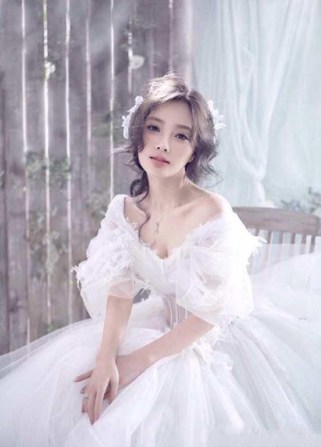 李小璐豁出去了，短裤再往上0.9cm就全露了，网友:真敢穿