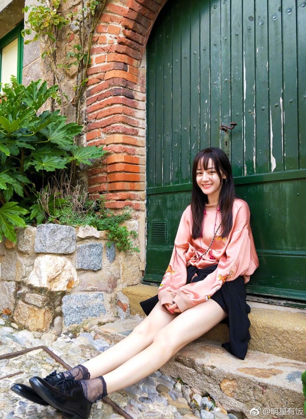 迪丽热巴真的美，颜值高笑容甜 还有一双大长腿