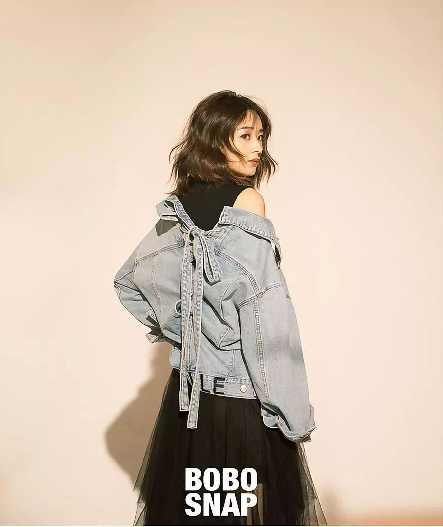 赵丽颖出关，穿吊带连体裤脚踩细高跟，小蛮腰实力打破怀孕传闻