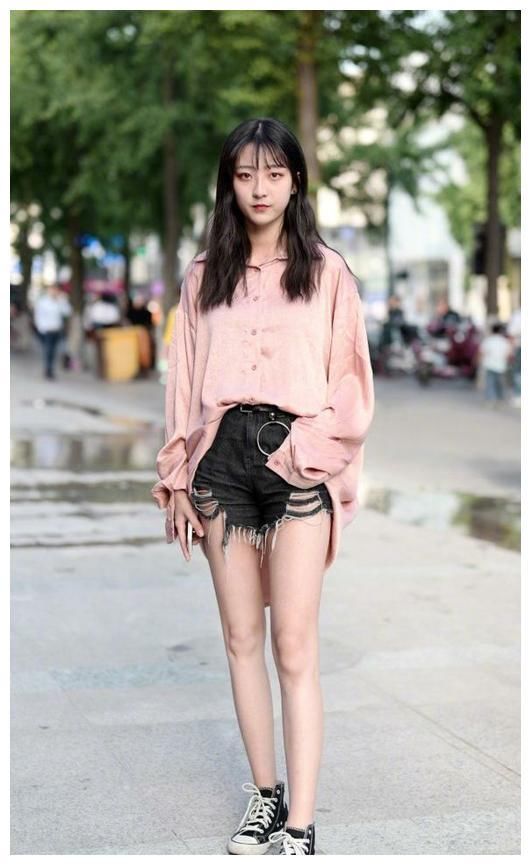 街拍：身姿丰盈的美女，塑造出傲人的曲线，让人过目难忘