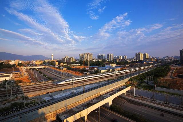  「些地方」为何中国高铁不走直线非要绕弯了解其中原因后，瞬间