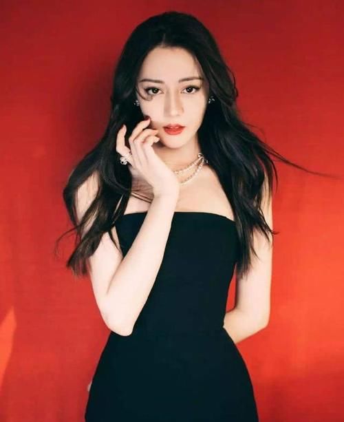  『女人』50岁的女人想要散发高级贵妇感，最好少戴黄金，建议佩戴这三种！