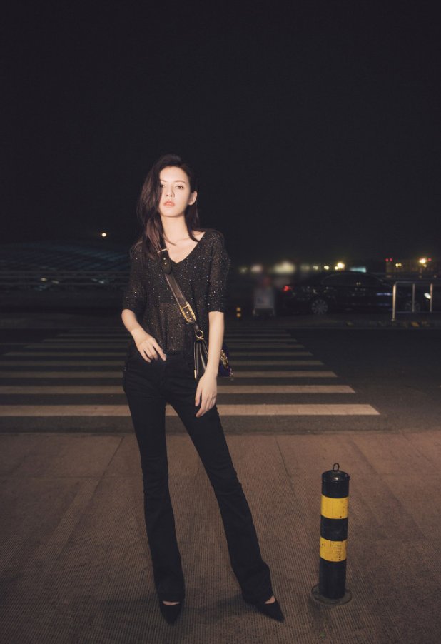 张予曦全身黑色衣服都挡不住长腿魅力，下一个带货女王就是她了吧