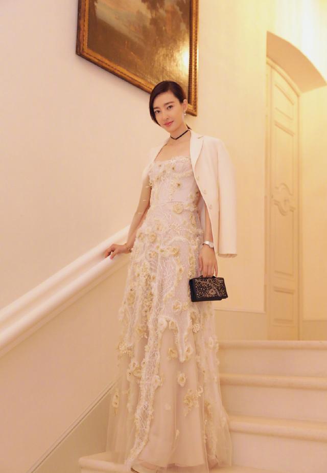 33岁王丽坤亮相活动，身穿印花连衣裙气质优雅，网友：完胜全场