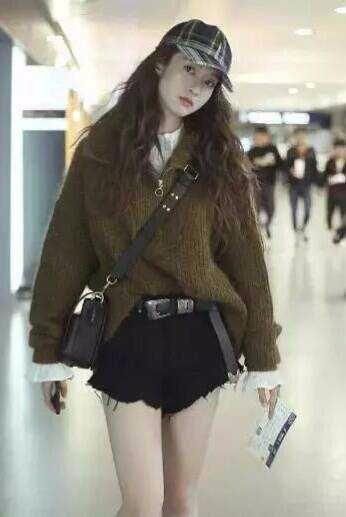 21岁的张雪迎和26岁的迪丽热巴撞衫,赢了年龄却输了颜值!