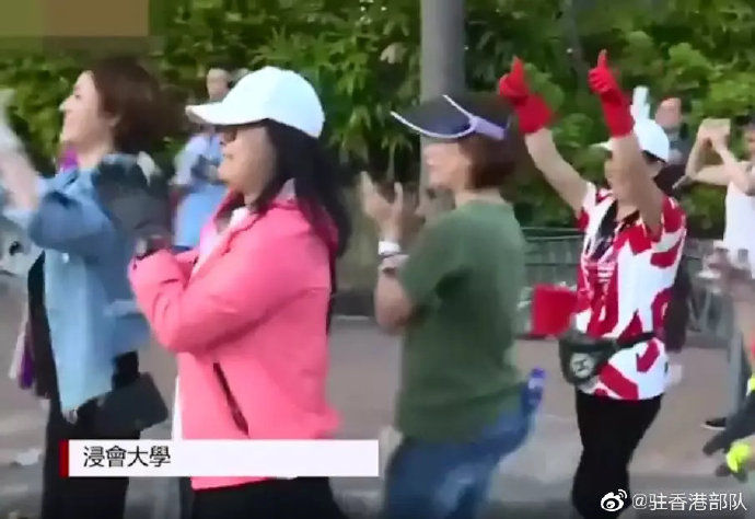  驻港部队：驻港部队清路障被＂纵暴派＂泼脏水 港网友：指手画脚