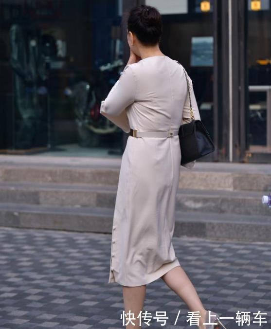 『温文尔雅』街拍:温文尔雅的美女,一件条纹连衣裙,时尚魅力女神气质