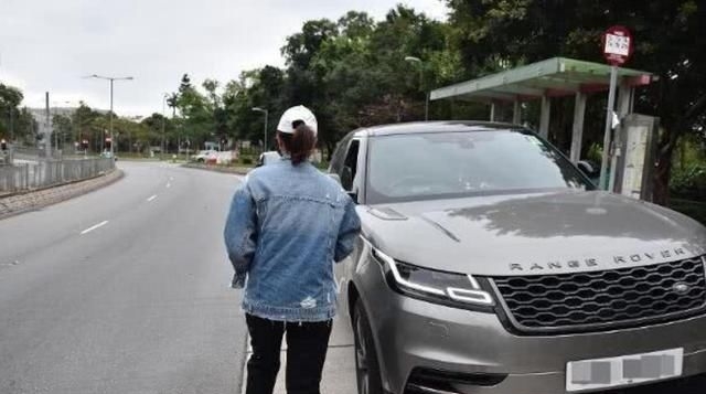  杨怡：杨怡怀孕后首现身，挺7月孕肚载母亲外出，下车接受采访很亲切