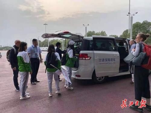  [军运]军运会外国参赛人员点赞武汉高铁，60名志愿者提供细致引