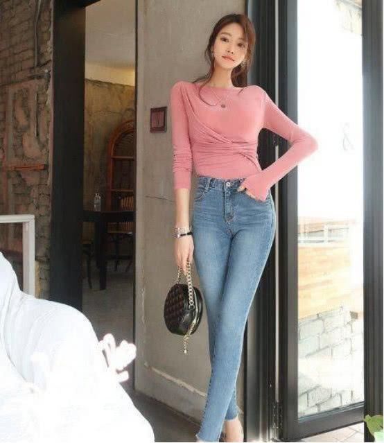 小姐姐牛仔裤的穿搭，使整个人的气质都变得很不一样了！