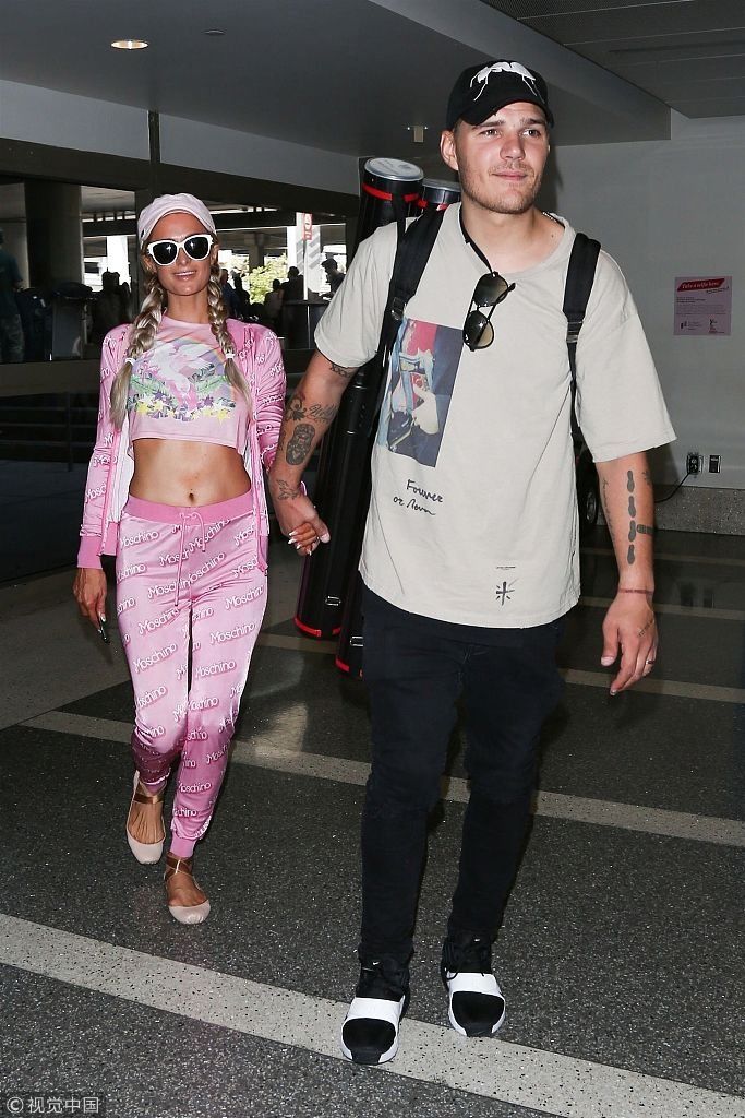 兔女郎？帕丽斯希尔顿从头粉到脚蛮腰性感  与未婚夫牵手赶飞机赴