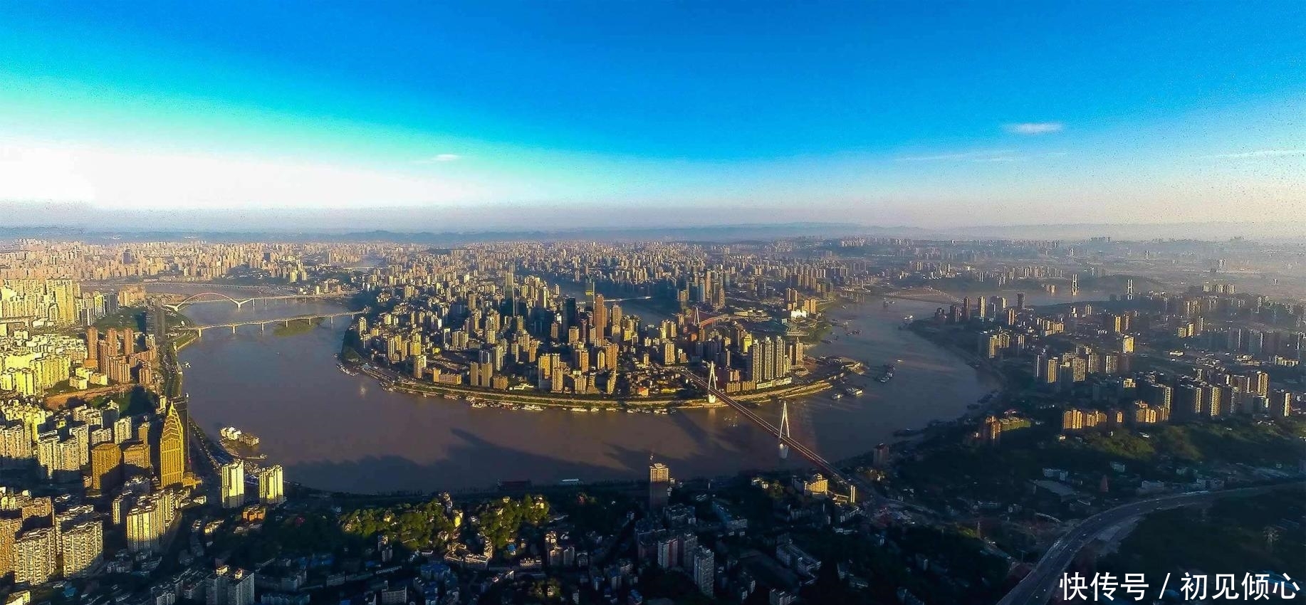 中国一座建在山上的城市, 国务院将它定位为未来的国际大都市!