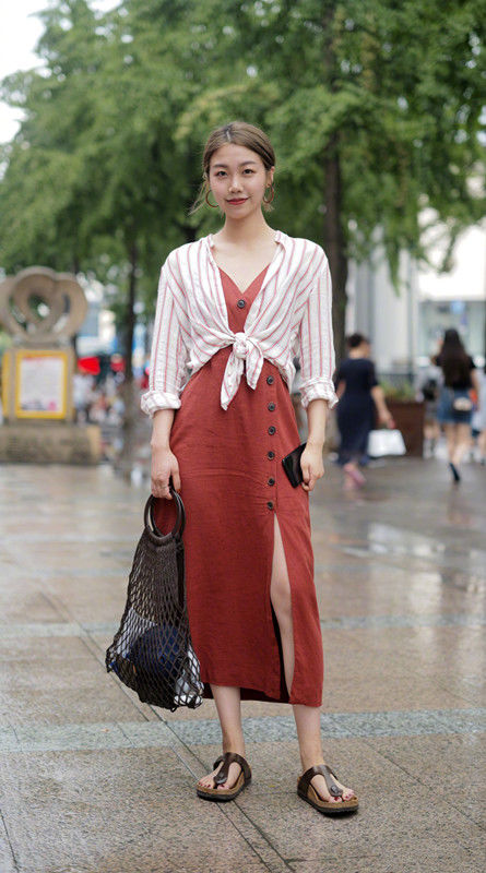 路人街拍:粉丝蛋糕吊带上衣+手提编织包，甜美可爱风格搭配