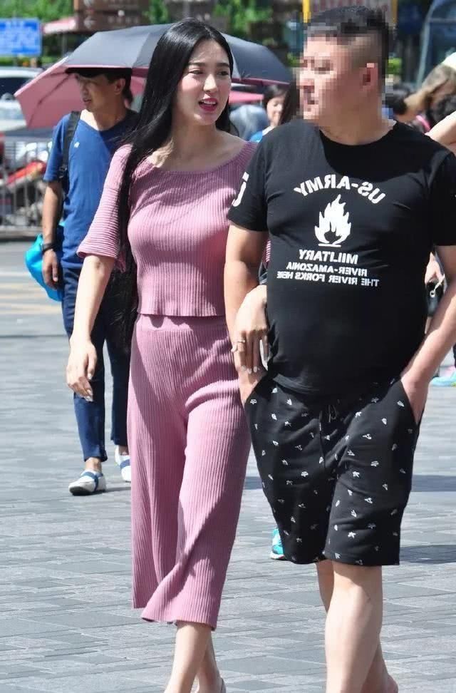  [俏丽]路人街拍，姑娘魅力十足，穿粉色阔腿裤，更显青春俏丽