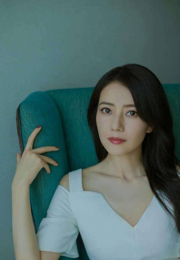 高圆圆身穿蓝色连衣裙清纯似少女，网友：女神都是这么逆龄吗？