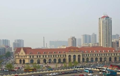  [青岛火车站]中国“最美的”两个火车站，一个出站能看到湖，一