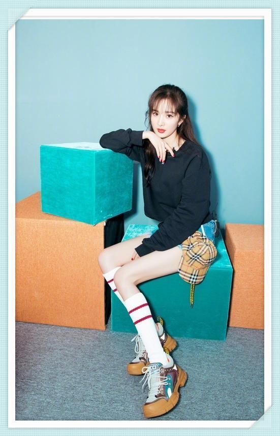 看了杨幂的坐姿，再看看林志玲，网友：优雅和粗俗的差距一目了然