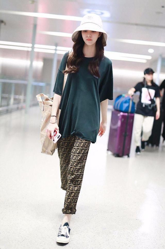 男友衫这么宽松都没遮住宋妍霏的好身材,网友:这才是真材实料!