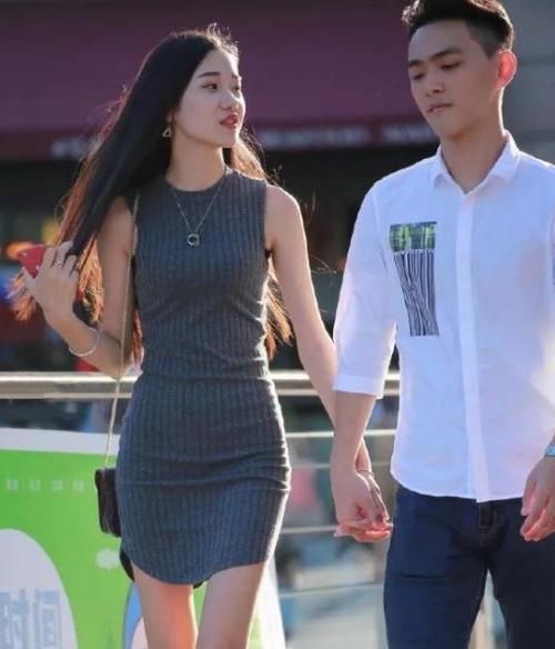  『气质』街拍：气质高雅的美女，一条深蓝色连衣裙，时尚魅力女神气质