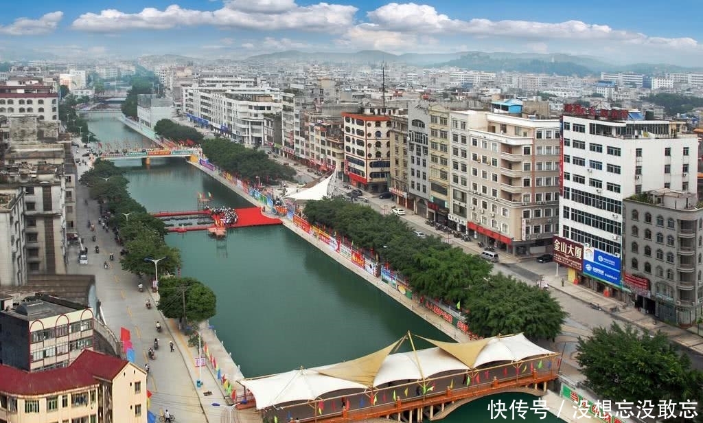 广西这个县不得了，三条高速并驾齐驱，经济发展准备疾跑