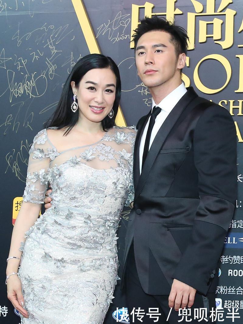 「蛇纹」钟丽缇的时尚好难懂,蛇纹紧身裙配锁链鞋,身材没料真撑不起来