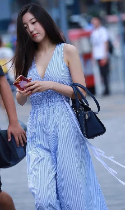 气质小姐姐一身长裙边走路一边玩手，网友：这样走路不怕摔倒了吗