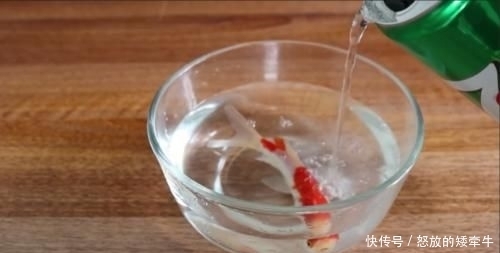  鱼缸■老外奇葩测试：把碳酸饮料倒入鱼缸，只想让鱼儿品尝一下味道！