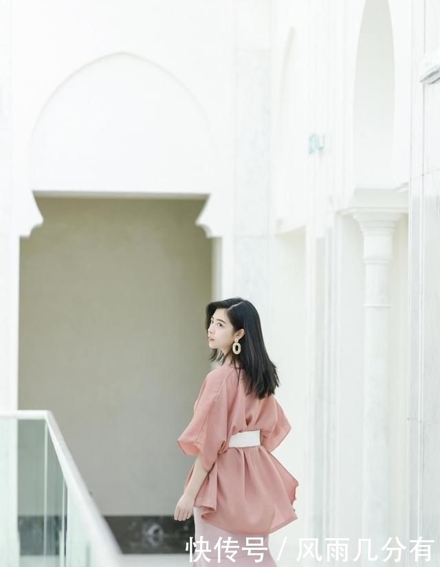  「粉色」奔三的女人应该如何穿？藕粉色上衣搭配半身包臀裙，谁穿谁好看！
