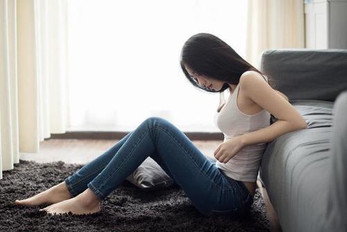 紧身牛仔裤配高跟鞋,轻松穿出女神气质!