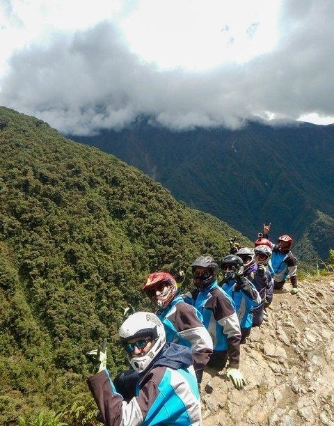 南美死亡之路吸引游客：骑行成热门项目，每年超200人葬身此路