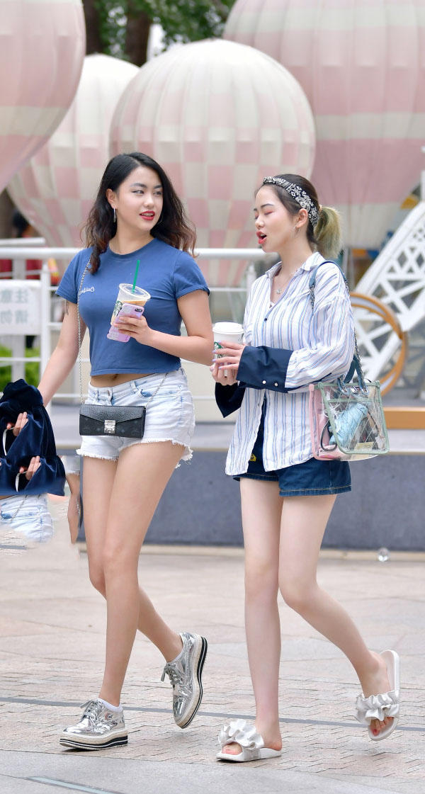 姐妹花结伴上街一样的热裤大长腿，小姐姐的婴儿肥占了上风