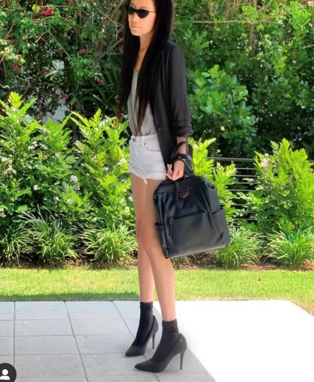  『超短裤』71岁王薇薇凭“魔鬼身材”上热搜，超短裤秀美腿，皮肤紧致似少女