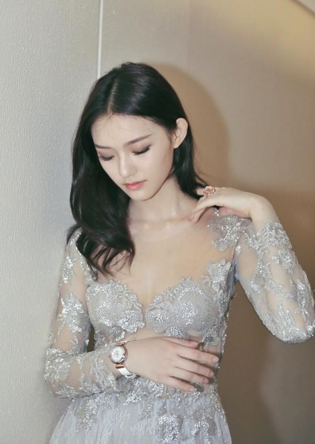 林允胆子越来越大了，蕾丝透视装上阵，网友：够味！