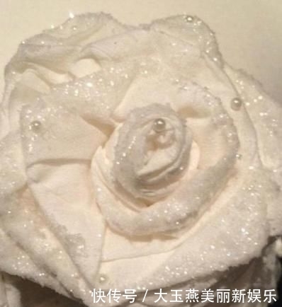  #材料#女子突发奇想做了件“婚纱”，得知用的材料后，尴尬