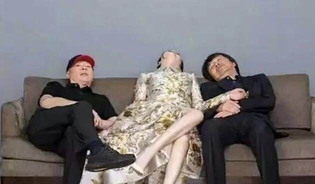 冯小刚时隔多日再次发声!澄清外逃传闻，称受委屈已为国分忧